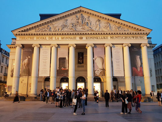 Vor dem Opernhaus La Monnaie nach Ende der Vorstellung