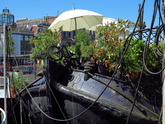 Hausboote an der Amstel in der Nähe der Oper