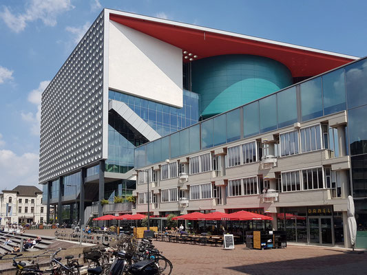 Musikzentrum TivoliVredenburg mit fünf Konzertsälen und Bistro/Café