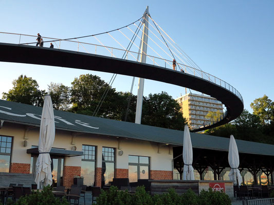 274 m lange Hängebrücke von 2007: Fußgängerverbindung zwischen Stadtzentrum und dem Sassnitzer Hafen; sie wurde mit dem Deutschen Brückenbaupreis 2010 ausgezeichnet