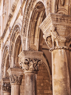 Renaissance-Kapitelle an den Säulen der Vorhalle des Rektorenpalastes