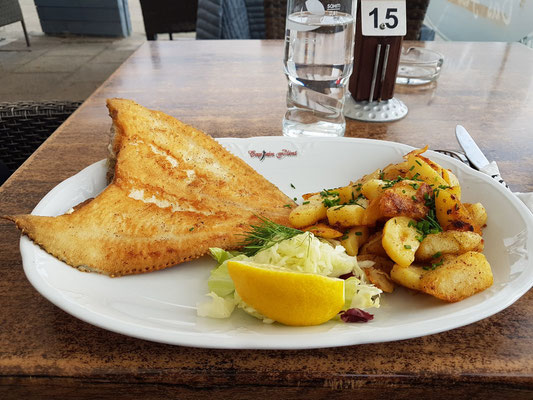 Scholle mit Krautsalat und Bratkartoffeln im Restaurant Captain Flint