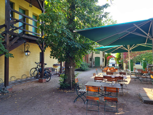 Gasthaus "Zum Hauenden Schwein", Gartenrestaurant und angrenzende Übernachtungszimmer im 1. Stock, Zugang über Holztreppe (links)