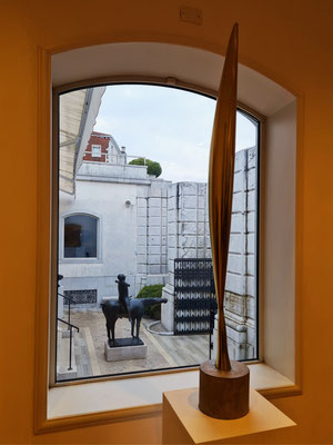 Blick aus dem Fenster zu Marino Marinis "Angel of the City", im Vordergrund Skulptur von Constantin Brancusi: Bird in Space, Messing poliert, 1932-40