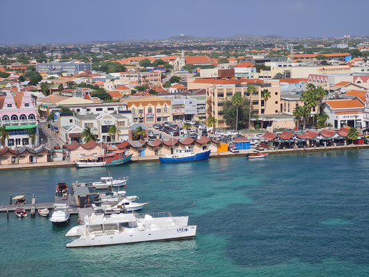Blick von der AIDAluna nach Oranjestad/Aruba