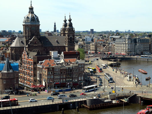 Blick von der SkyLounge Oosterdoksstraat 4 auf Sint-Nicolaaskerk und Damrak