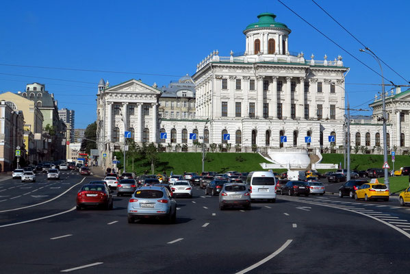 Das Paschkow-Haus (1784 bis 1786) ist ein klassizistisches Bauwerk und befindet sich gleich gegenüber dem Borowizki-Tor des Kremls.