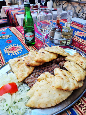 Grillteller mit Cepapcici, Salat und Fladenbrot im Restaurant Šadrvan nahe der Stari Most