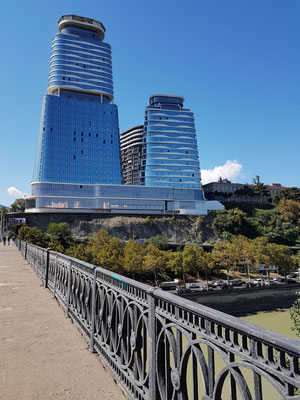 Moderne Architektur: Blick von der Queen Tamar Bridge nach Westen