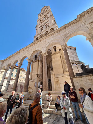 Ostseite des Peristyls mit Eingang zum Mausoleum Diokletians, heute Kathedrale mit Glockenturm