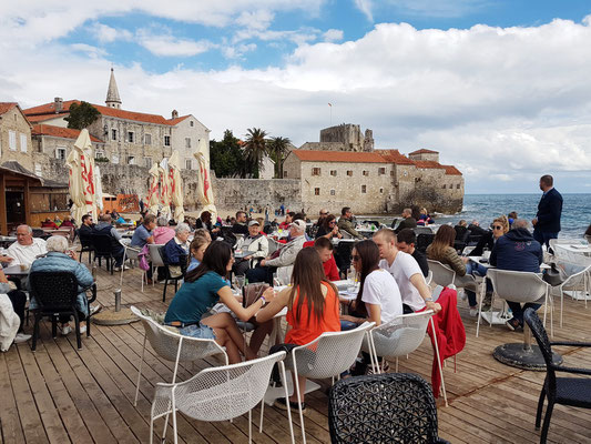 Café Konoba Tari Garden am Stadtstrand von Budva