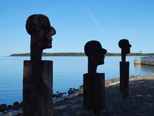 Holzskulpturen "Die drei Weisen" an der Nordmole. Der Skulpturenpfad entstand auf Initiative des Wiecker Bildhauers Heinrich Zenichowski.