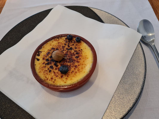 Dessert im Restaurant Cyrano: Crème brûlée mit Vanillestückchen (nach Spinat-Ricotta-Ravioli, rosa Sauce )