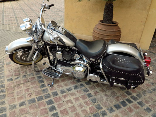 Eine Harley Davidson am Hoteleingang