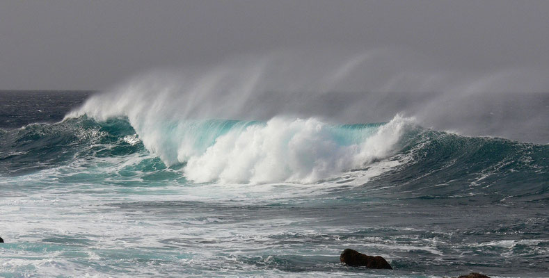 Wind und Wellen an der Playa de Janubio