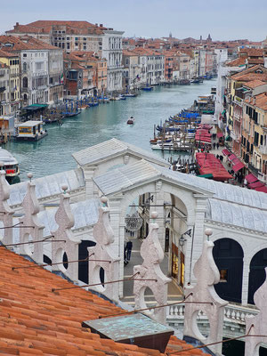 Blick von der Aussichtsplattform des Kaufhauses Fondaco dei Tedeschi auf die Rialto-Brücke und den Canal Grande