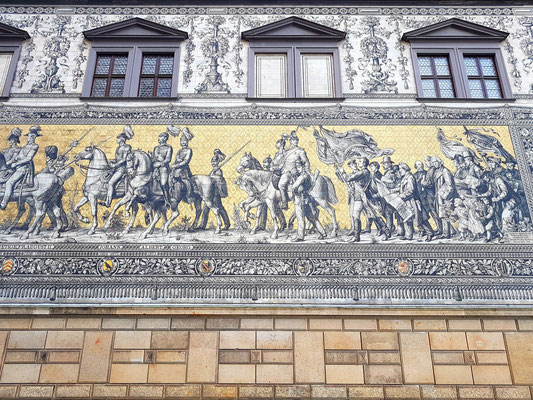 Fürstenzug am langen Gang des Stallhofs (Augustusstraße), 102 m langes und 11 m hohes Wandbild aus Porzellanfliesen mit Herrschern der 800-jährigen Geschichte des sächsischen Herrscherhauses