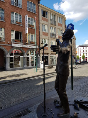 Skulptur Jacques Brel vor Editions Jacques Brel (Foto: Kerstin Rother-Schäfer)