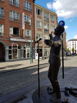 Skulptur Jacques Brel vor Editions Jacques Brel (Foto: Kerstin Rother-Schäfer)