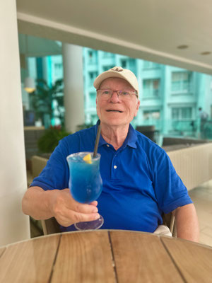 Oranjestad, Renaissance Mall. Ein Spezialcocktail mit Curacao-Likör