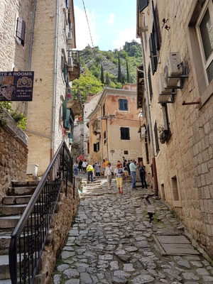 In den Gassen der Altstadt von Kotor, Weg zum Festungsaufstieg