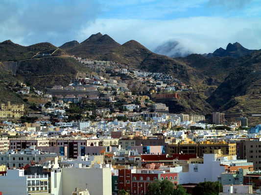 Über den Dächern von Santa Cruz de Tenerife, Blick vom Kaufhaus El Corte Inglés Tres de Mayo zum Anagagebirge