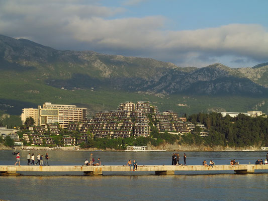 An der Budva Riviera, im Hintergrund die luxuriöse Wohnanlage Dukley Gardens (5-Sterne-Hotel Resort)