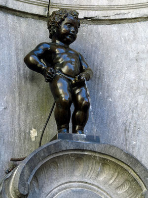 Manneken Pis, Wahrzeichen von Brüssel, 61 Zentimeter hohe Bronzestatue an der Ecke rue de l’Etuve und rue du Chêne