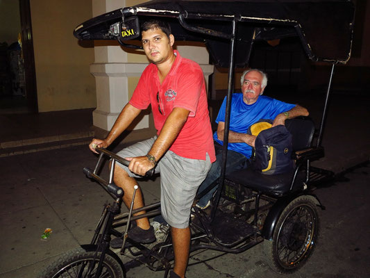 Abendliche Fahrt mit der Fahrrad-Rikscha ins Zentrum von Cienfuegos