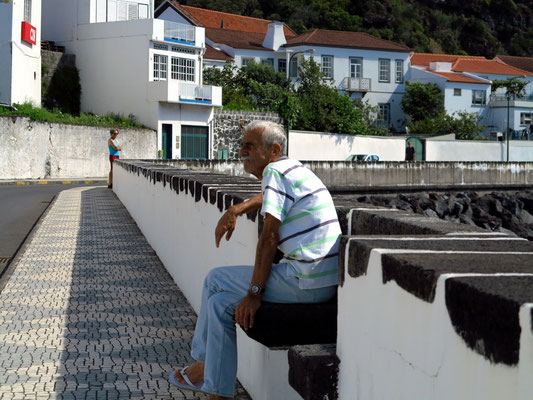 An der Hafenpromenade von Velas