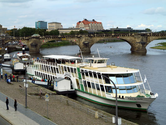 Die "August der Starke" ist ein im Jahr 1994 gebautes Salonschiff der Sächsischen Dampfschiffahrtsgesellschaft in Dresden.  Im Hintergrund die 1910 gebaute Augustusbrücke