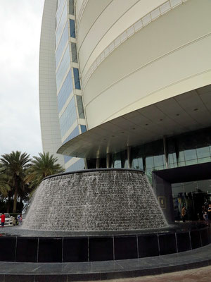 Brunnen vor dem Eingang des Burj Al Arab