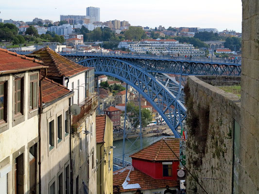 Auf der Escada dos Guindais hinunter zum Douro und zur Ponte Luís I