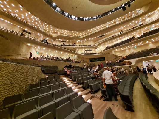 Elbphilharmonie. Großer Saal mit 2100 Sitzplätzen (Blick von Höhe der Bühne)