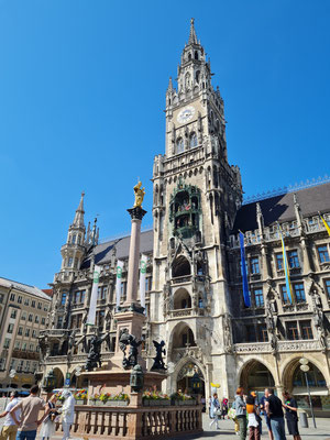 Marienplatz München mit Maiensäule von 1638, dem Neuen Rathaus und seinem 85 m hohen Turm im neugotischen Stil