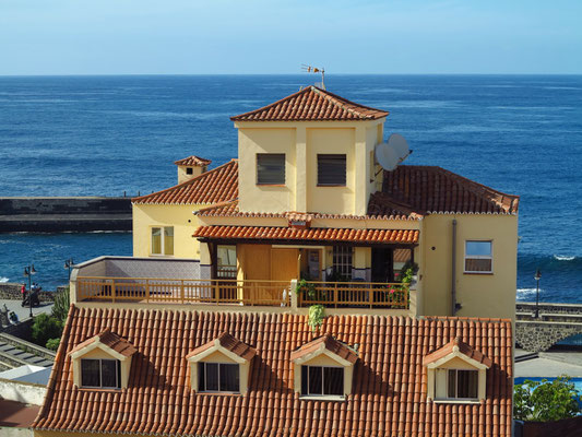 Blick vom Dach des Hotels Marquesa nach N zum Meer