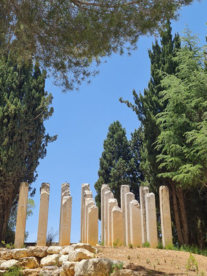 Die abgebrochenen Stelen als Denkmal für die im Nationalsozialismus ermordeten Kinder in Yad Vashem