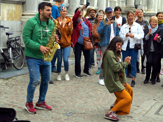 Musik und Tanz in den Straßen von Brügge