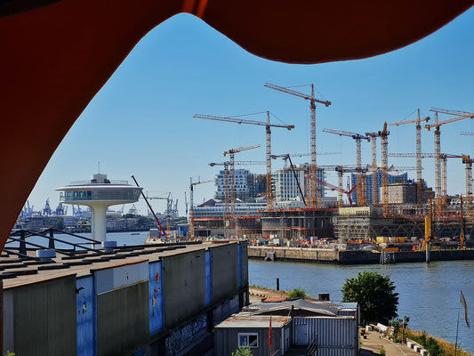 HafenCity im Bau (Stand August 2022), links das Lihgthouse Zero