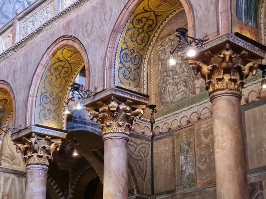 San Marco, Säulen mit unterschiedlichen Kapitellen