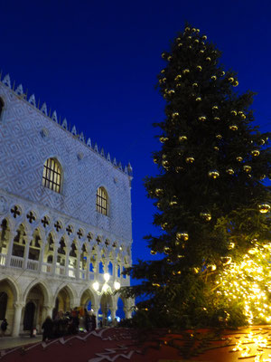 Dogenpalast und Weihnachtsbaum um 17:38 Uhr