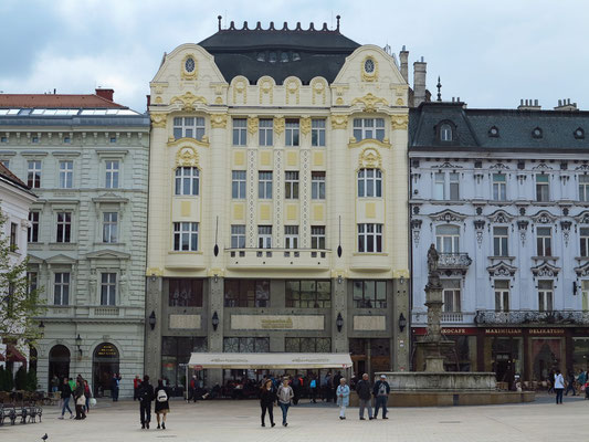 Hauptplatz der Altstadt mit dem sezessionistischen Roland-Palais mit Café