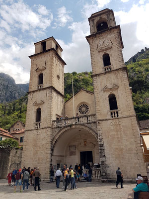 Römisch-katholische Sankt-Tryphon-Kathedrale von 1166, ein romanisches Bauwerk mit sehenswerter Kirchenkunst