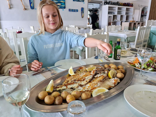 Große Fischplatte für fünf Personen mit Papas arrugadas und ensalada