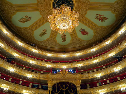 Bolshoi-Theater, Ränge und Deckenkronleuchter im Zuschauerraum