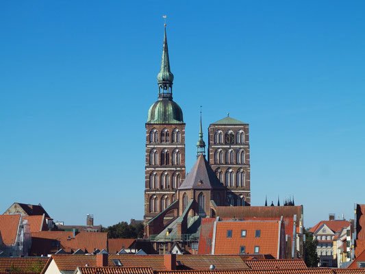 Türme und Chor der St.-Nikolai-Kirche vom Dach des Ozeaneums aus gesehen