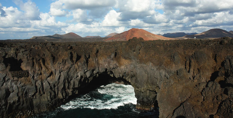 Los Hervideros und die rote Montaña Bermeja, westlich von Yaiza