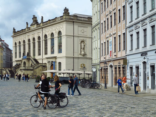 Neumarkt. Links das Johanneum, ein nach König Johann von Sachsen benanntes Renaissancegebäude von 1586. Es diente als Stallgebäude (Marstall) ursprünglich der Unterbringung der kurfürstlichen Pferde und Kutschen.