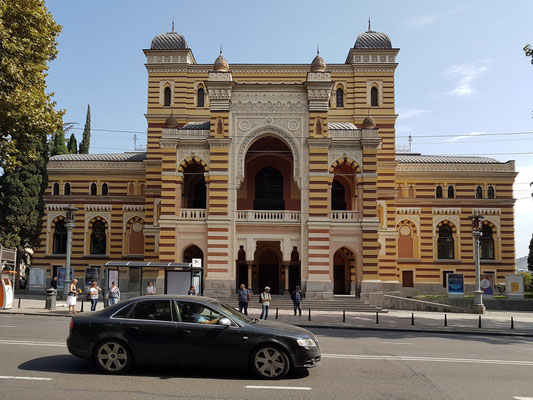 Sacharia-Paliaschwili-Opernhaus im orientalischen Stil. Wiederaufbau des 1973 abgebrannten Hauses von 1880-1896 in den 1980er Jahren