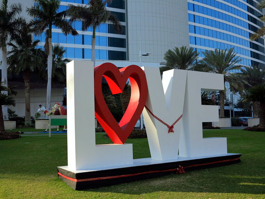 Jumeirah Beach Hotel, Skulptur vor dem Hoteleingang